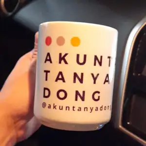 Akuntan Tanya Dong