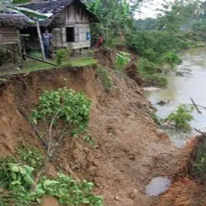 Erosi yang terjadi di Sungai Klawing di Purbalingga