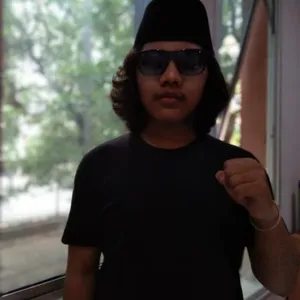 Di depan teras rumah 