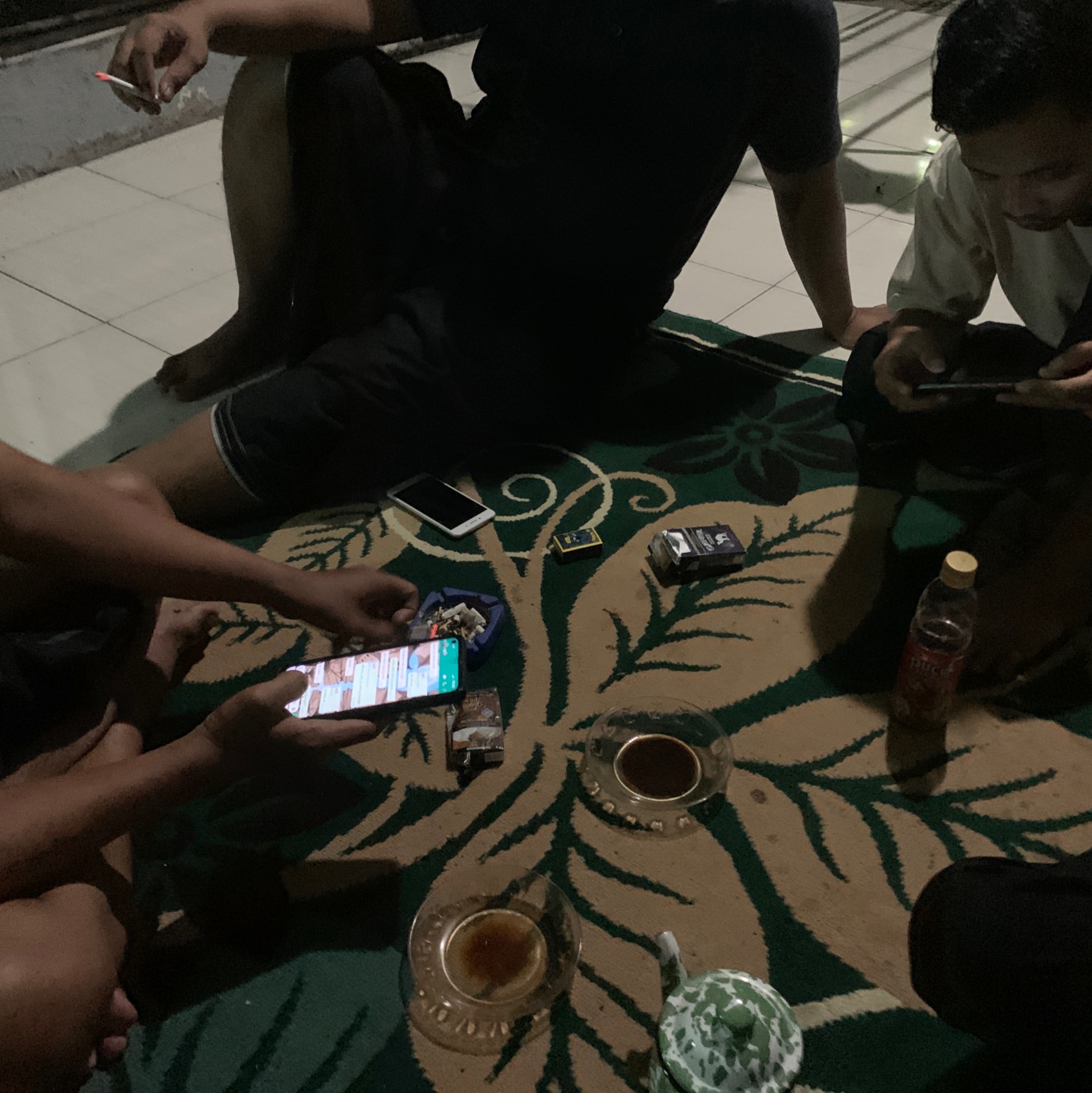 Ngobrolan di waktu malam 