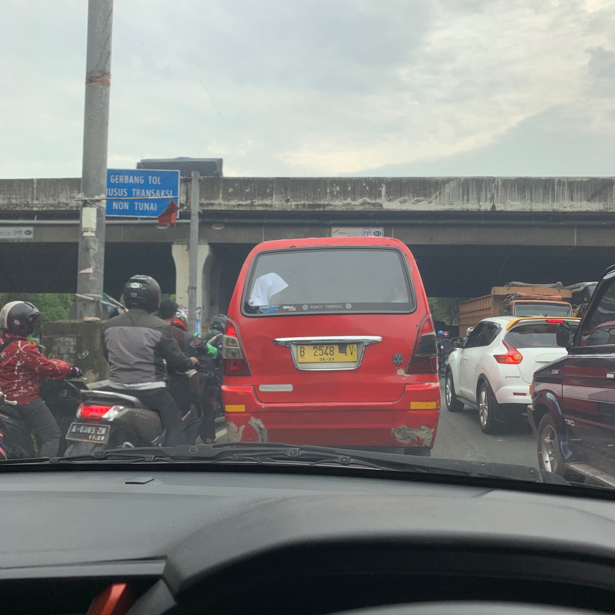 PERKENALAN DI TENGAH MACET