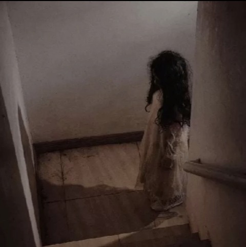 Sosok Hantu Anak Kecil di Pojok Kamar
