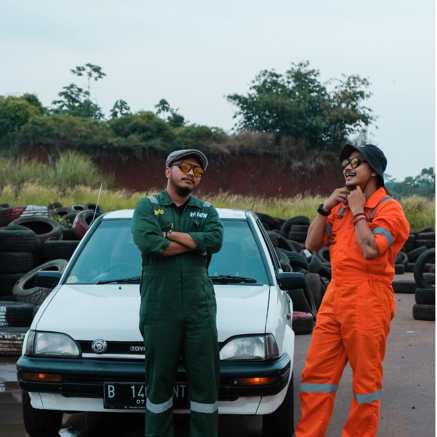 Siapa kita? mau ngapain si kita? yang jelas kita mau coba hibur kalian. itu si hehe