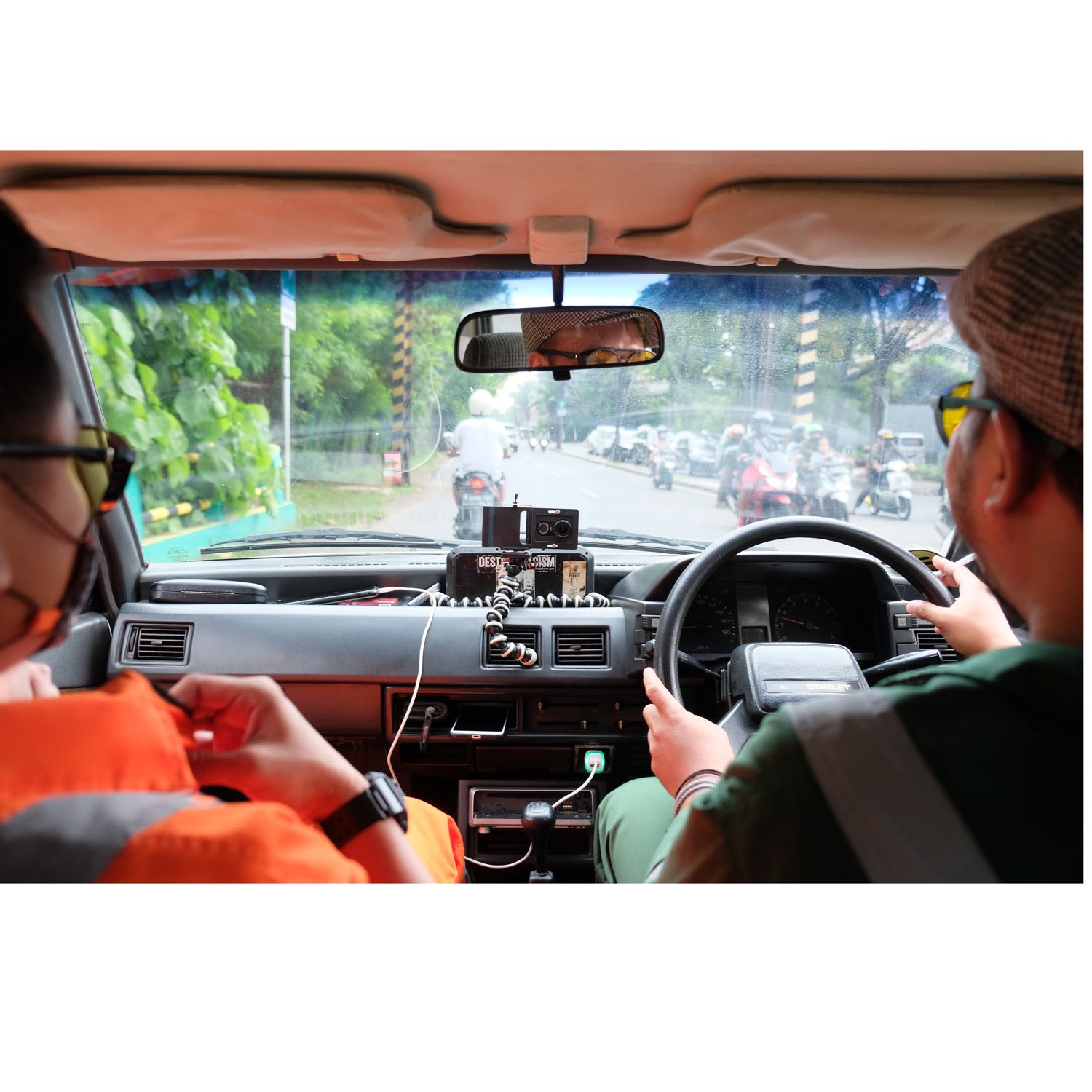 Siapa kita? mau ngapain si kita? yang jelas kita mau coba hibur kalian. itu si hehe