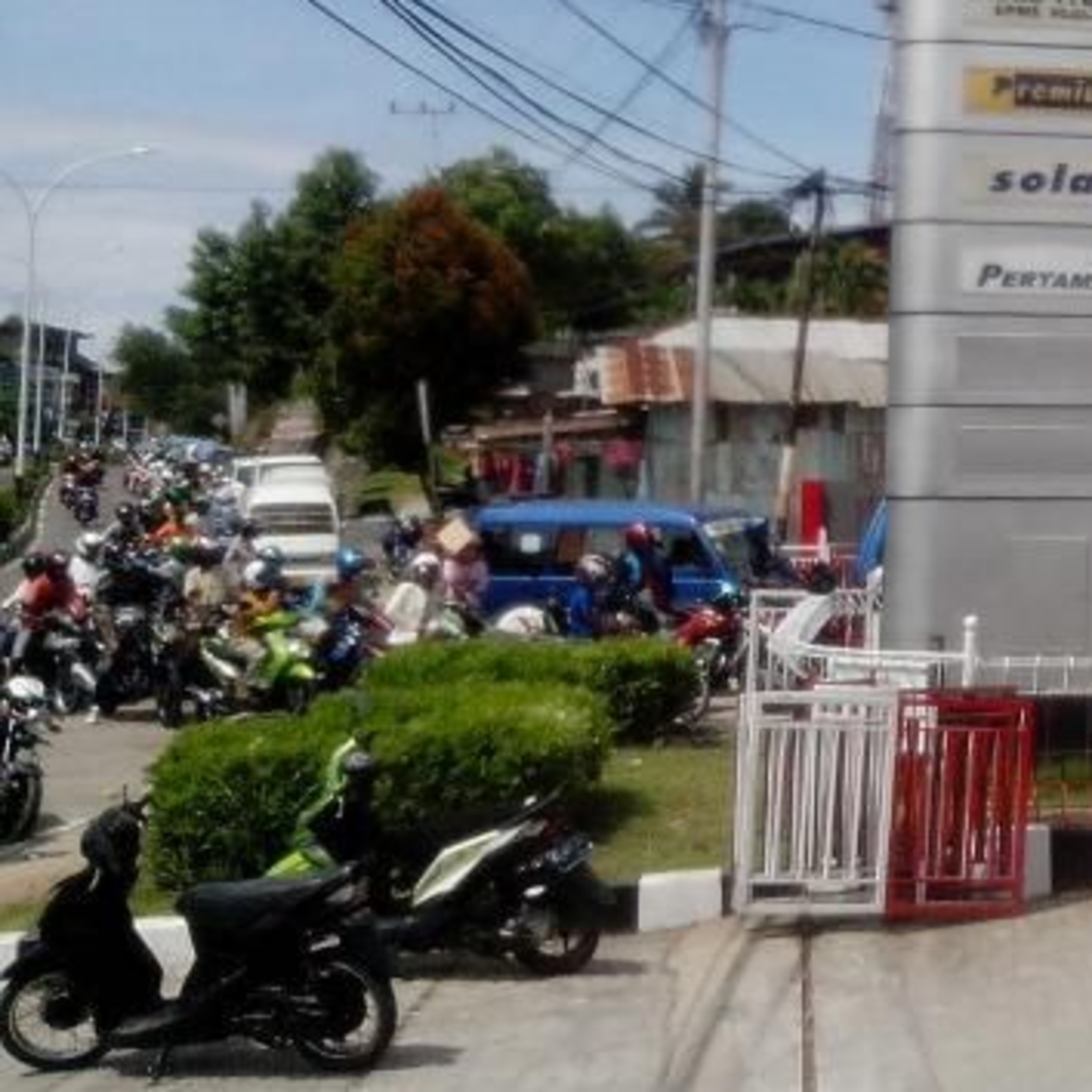 BBM LANGKA MASYARAKAT PERBATASAN NELANGSA